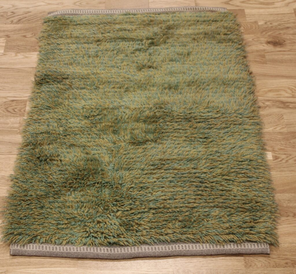 green retro rug