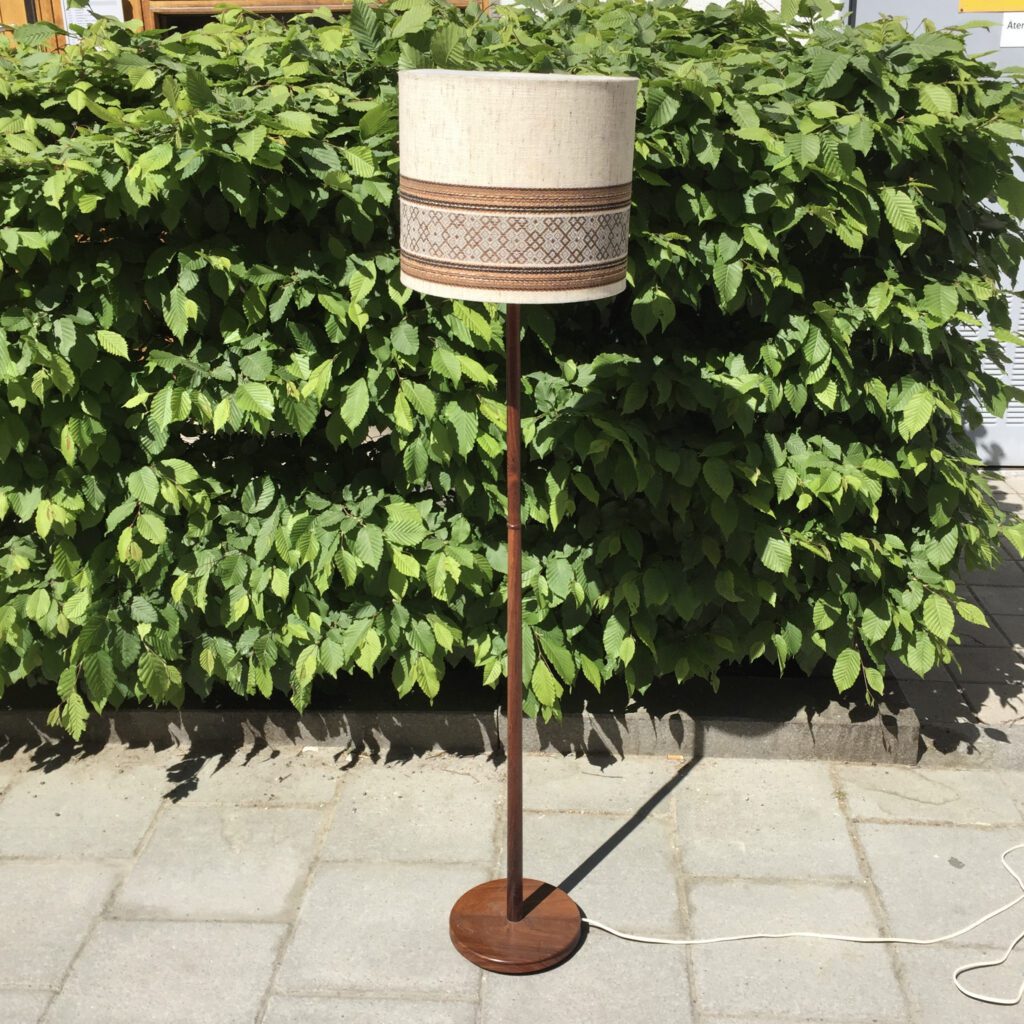 Retro Golvlampa med Randig Lampskärm