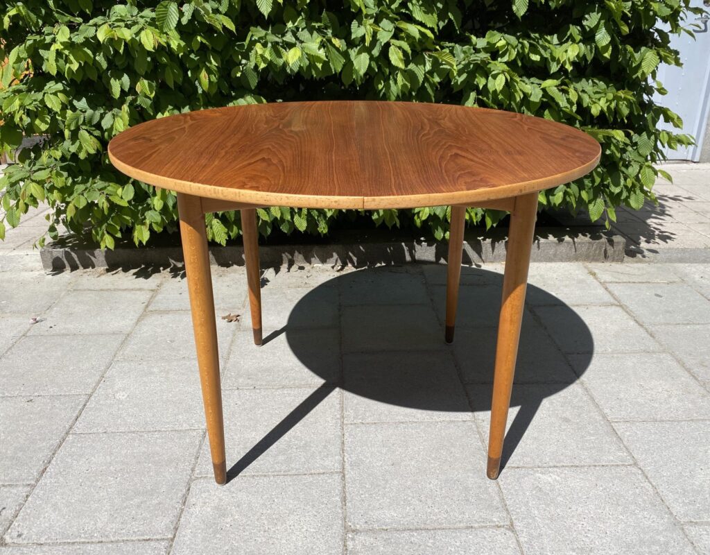 Runt 50-tals Matbord i Teak