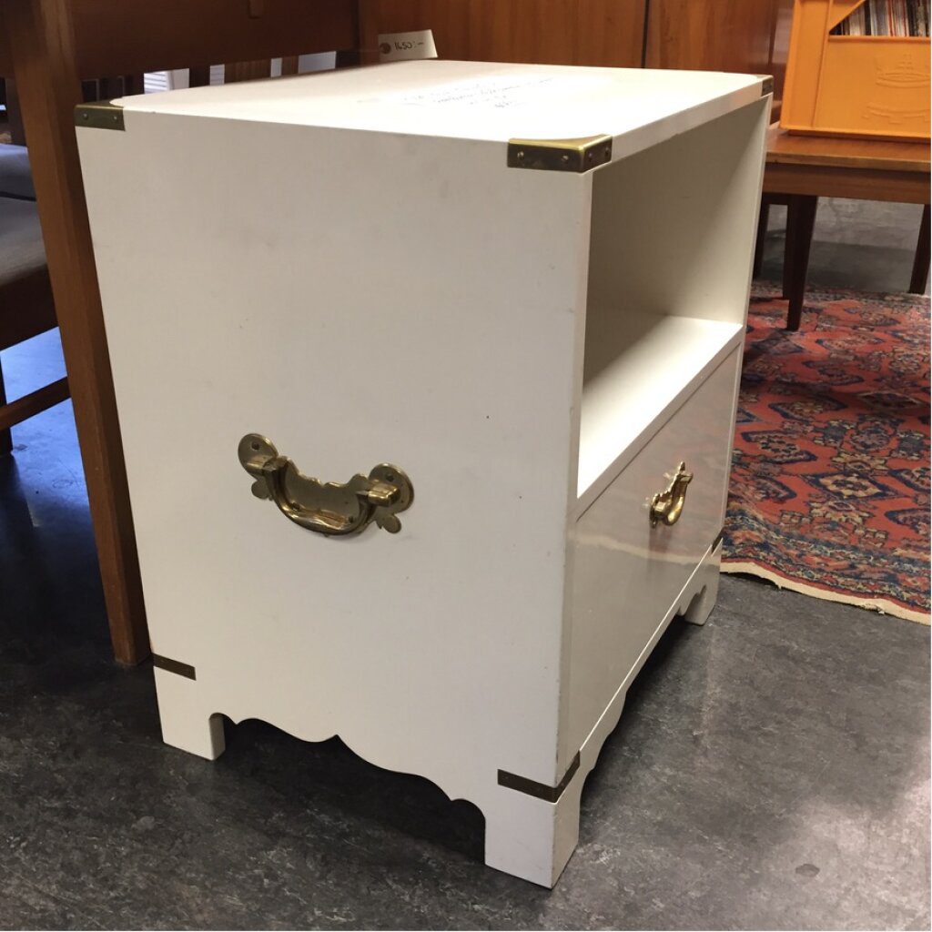 Byrå eller Sängbord i Engelsk Stil - Image 2