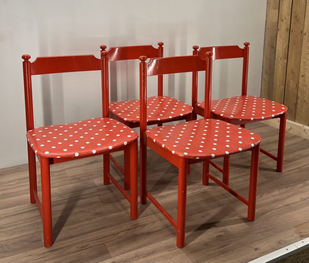 4st Röda Stolar med Prickig sits - Image 2