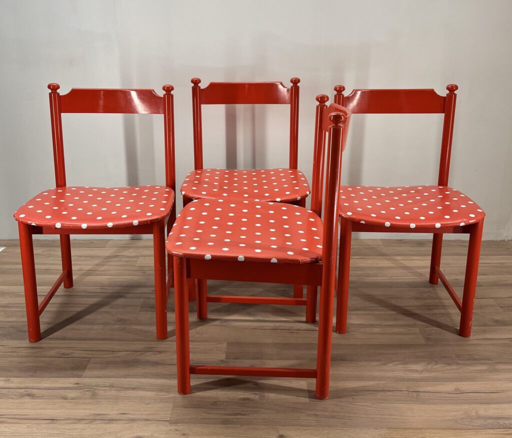 4st Röda Stolar med Prickig sits - Image 3