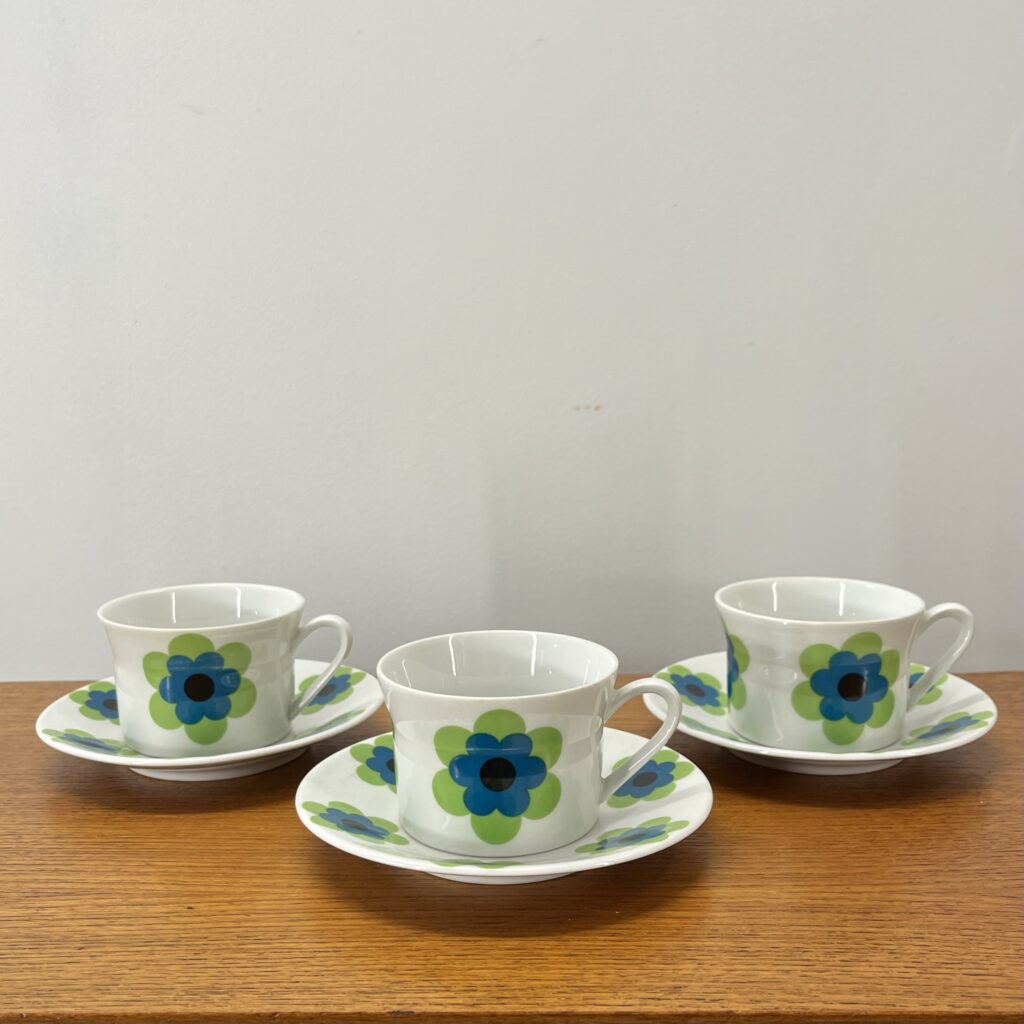 Retro Kaffekoppar med Matchande Fat