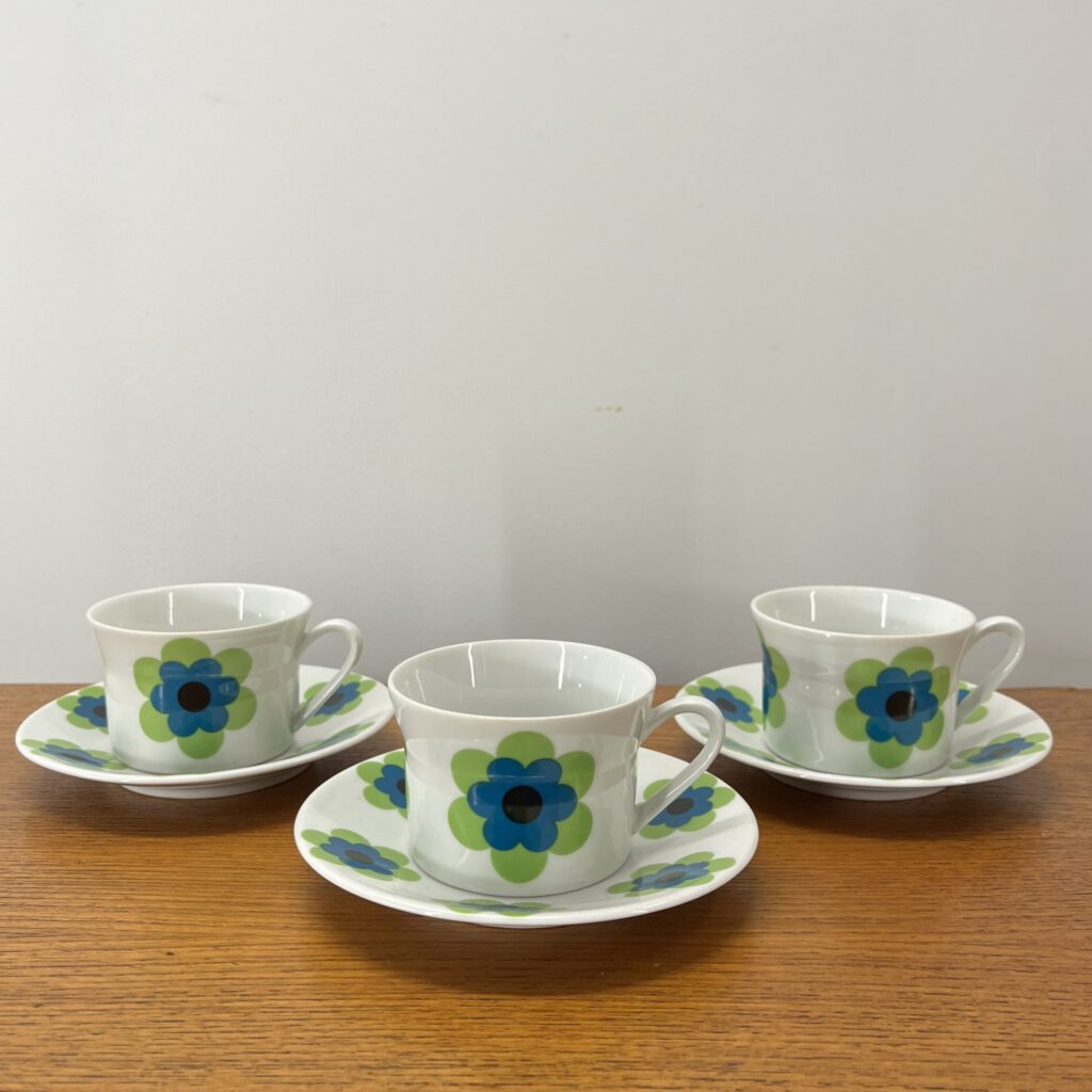 Retro Kaffekoppar med Matchande Fat - Image 2