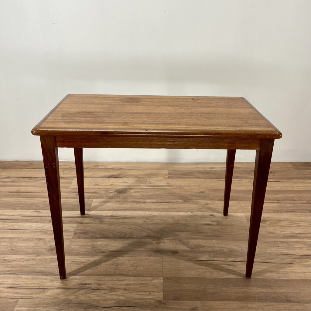Nätt Sidobord i Teak
