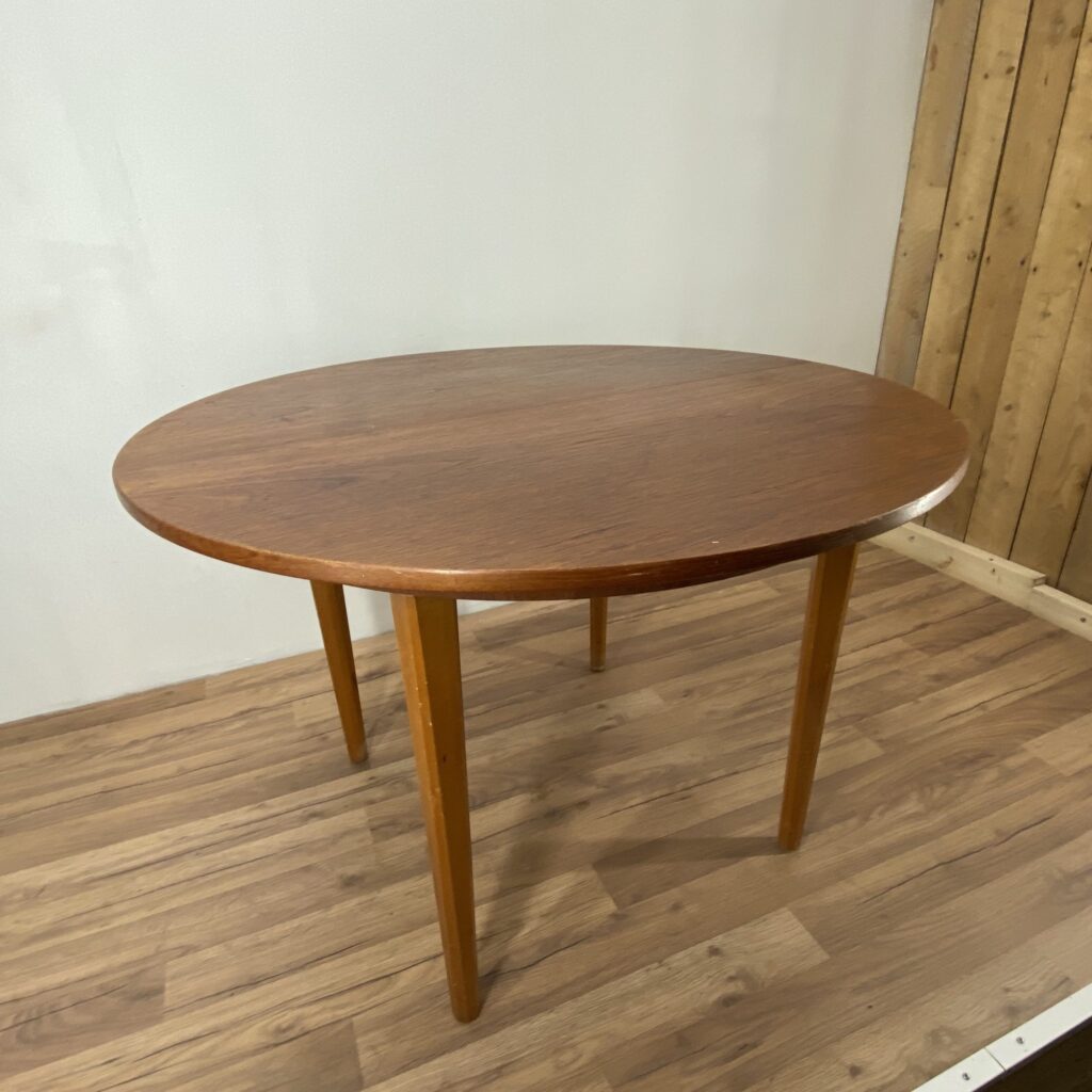 retro round table