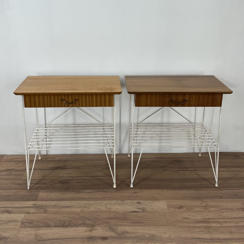 Ett Par String Sängbord i Teak