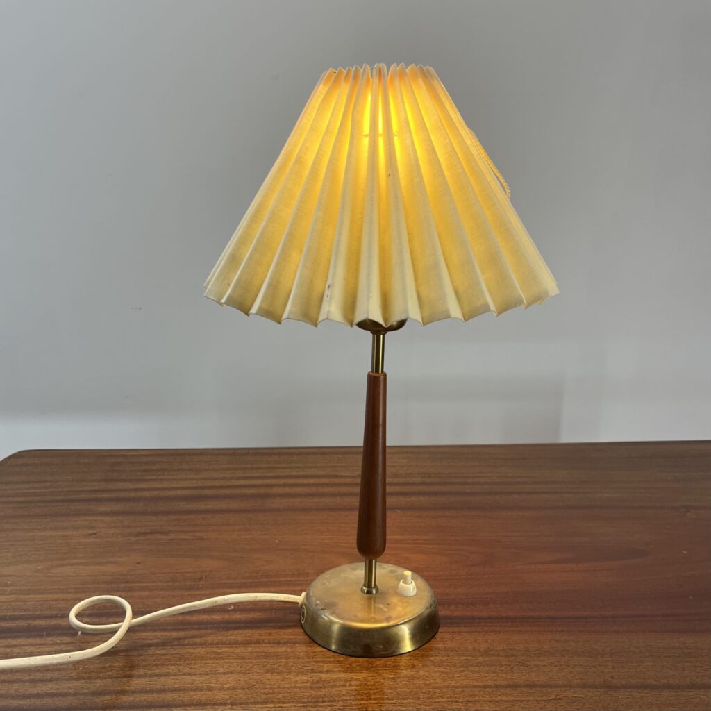 Bordslampa i Teak och Mässing