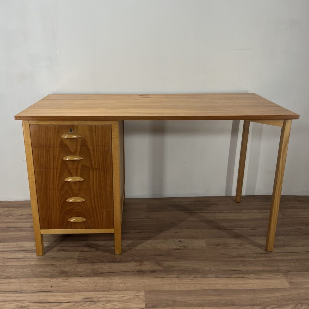 Nätt Skrivbord i Teak och Ek