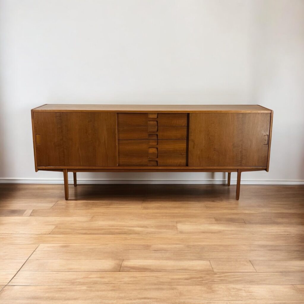 Sideboard med Ovanliga Handtag - Danmark