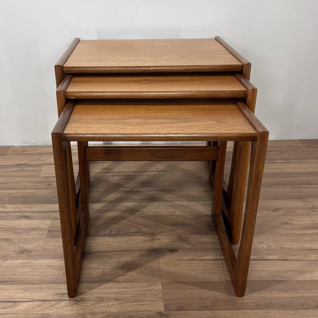 "Quadrille" Satsbord i Teak - R. Bennet