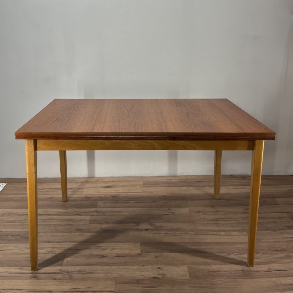 Matbord i Teak och Bok