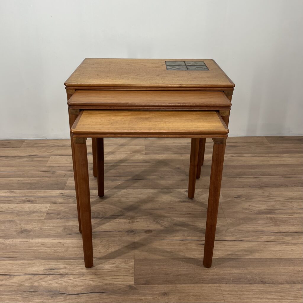 Satsbord i Teak - E.W. Buch för Toften