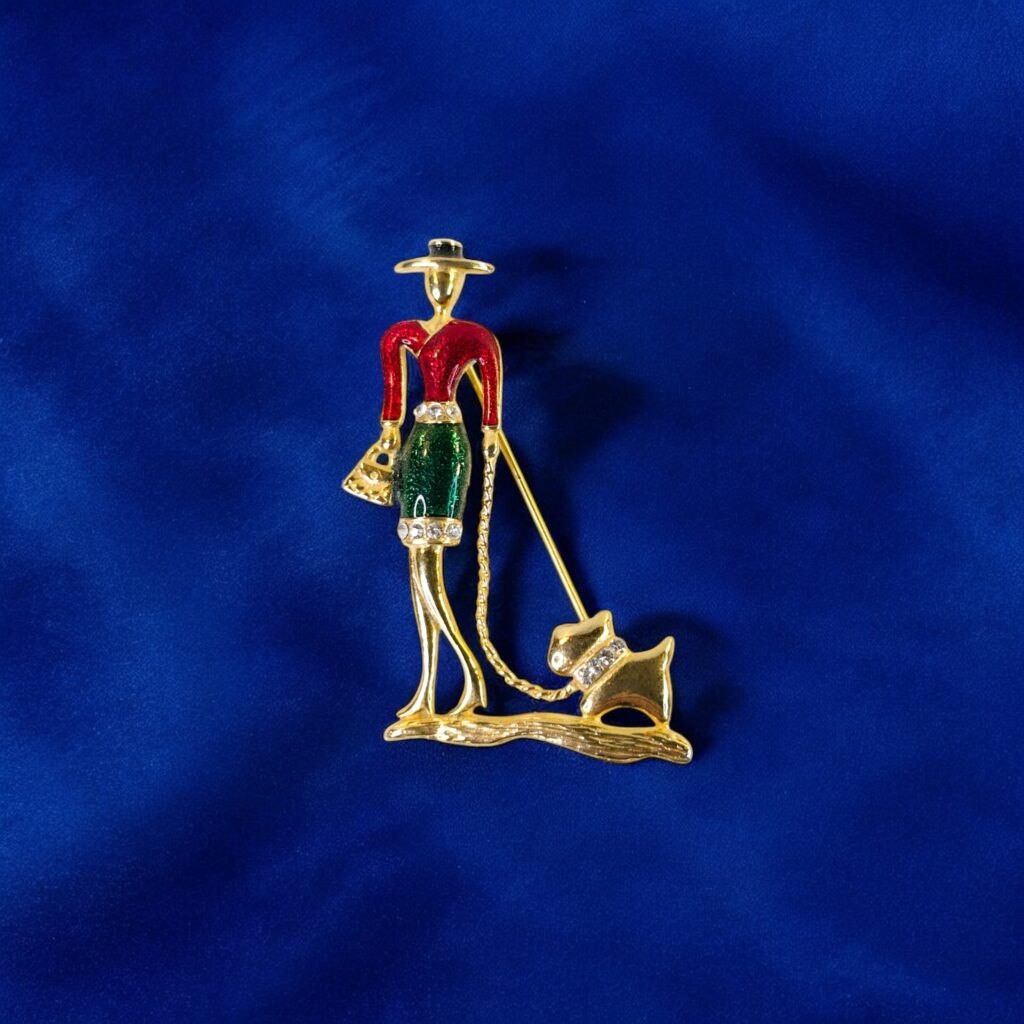Art Deco Brosch av Kvinna med Hund