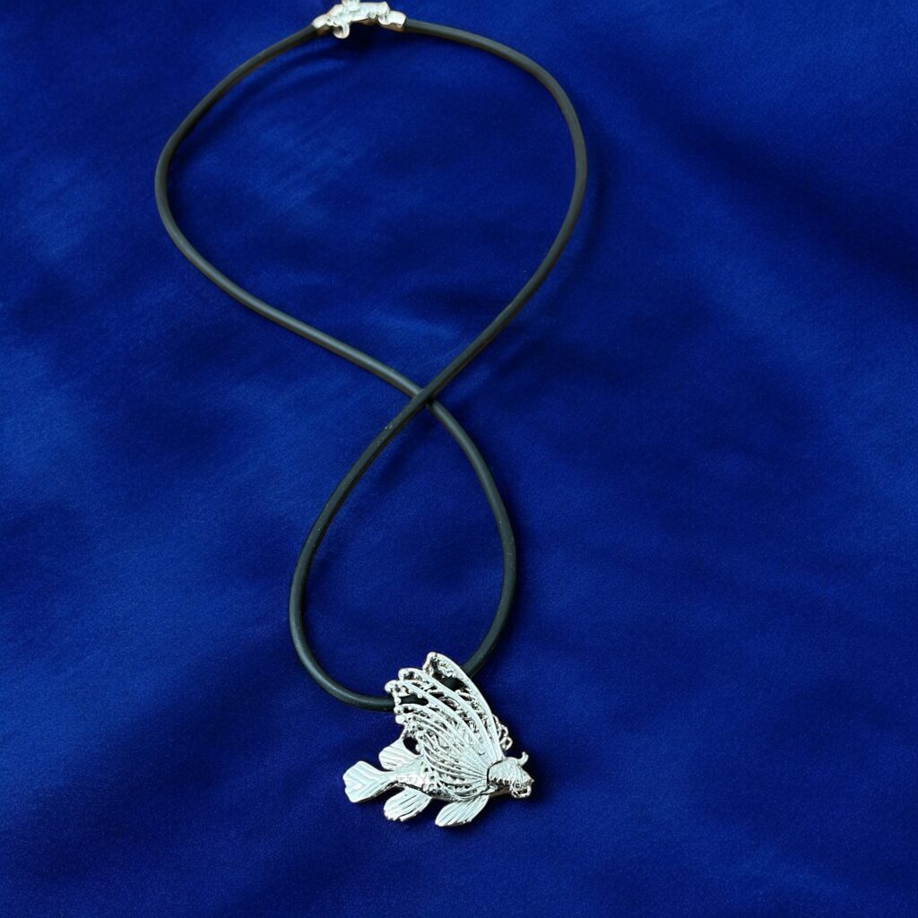 Lejonfisk Halsband i Silver - Dive4Jewelry - Image 3