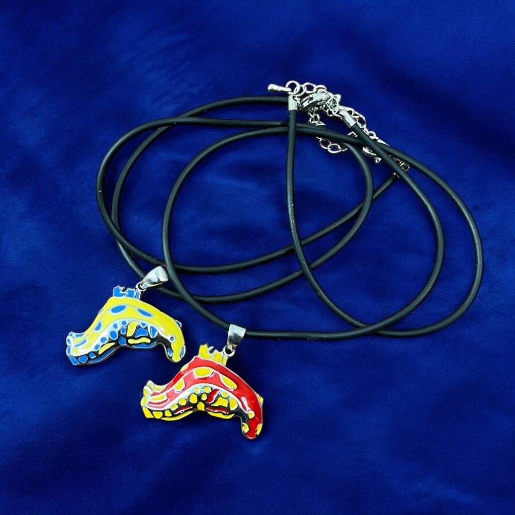 Halsband av Nakensnäcka i Silver och Emalj