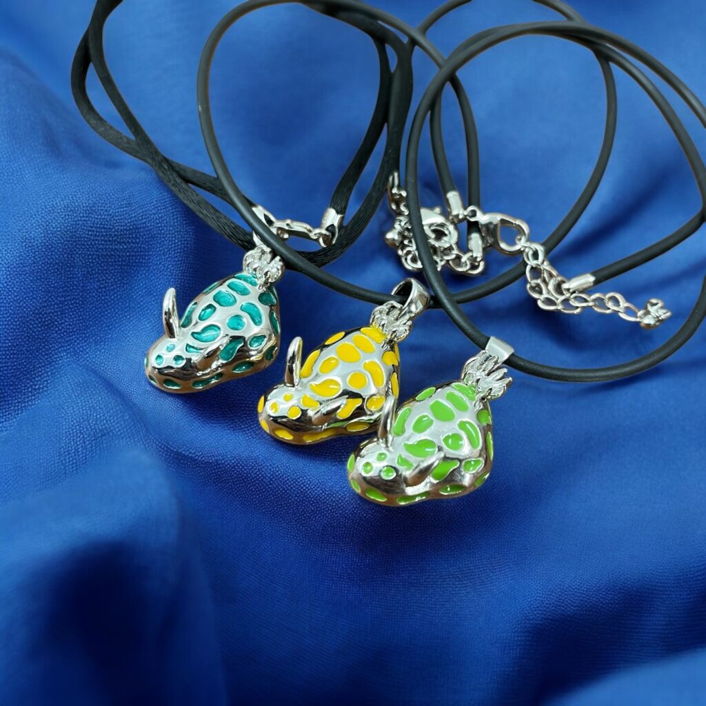 Halsband av Nakensnäcka i Silver och Emalj